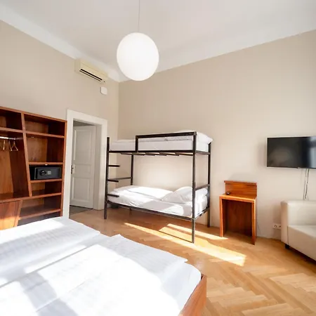 Sophie'S Hostel-2